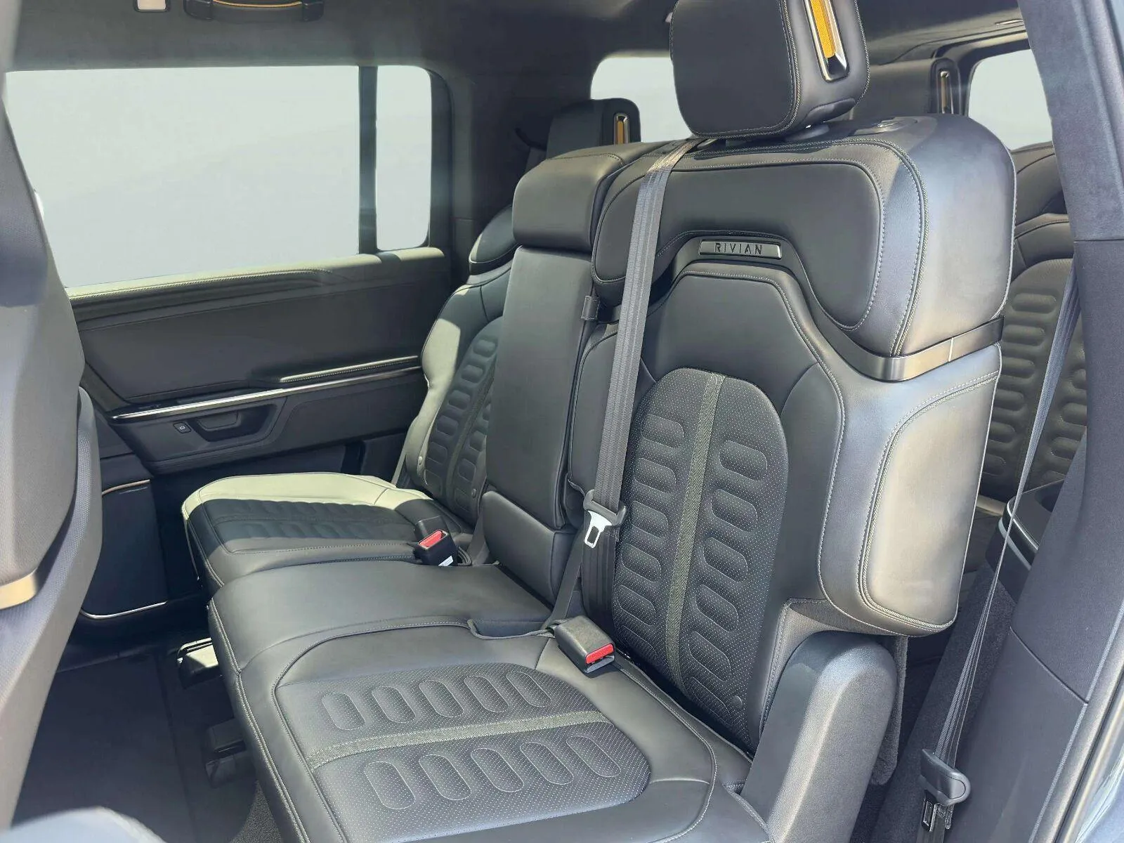 Rivian R1S photo 42