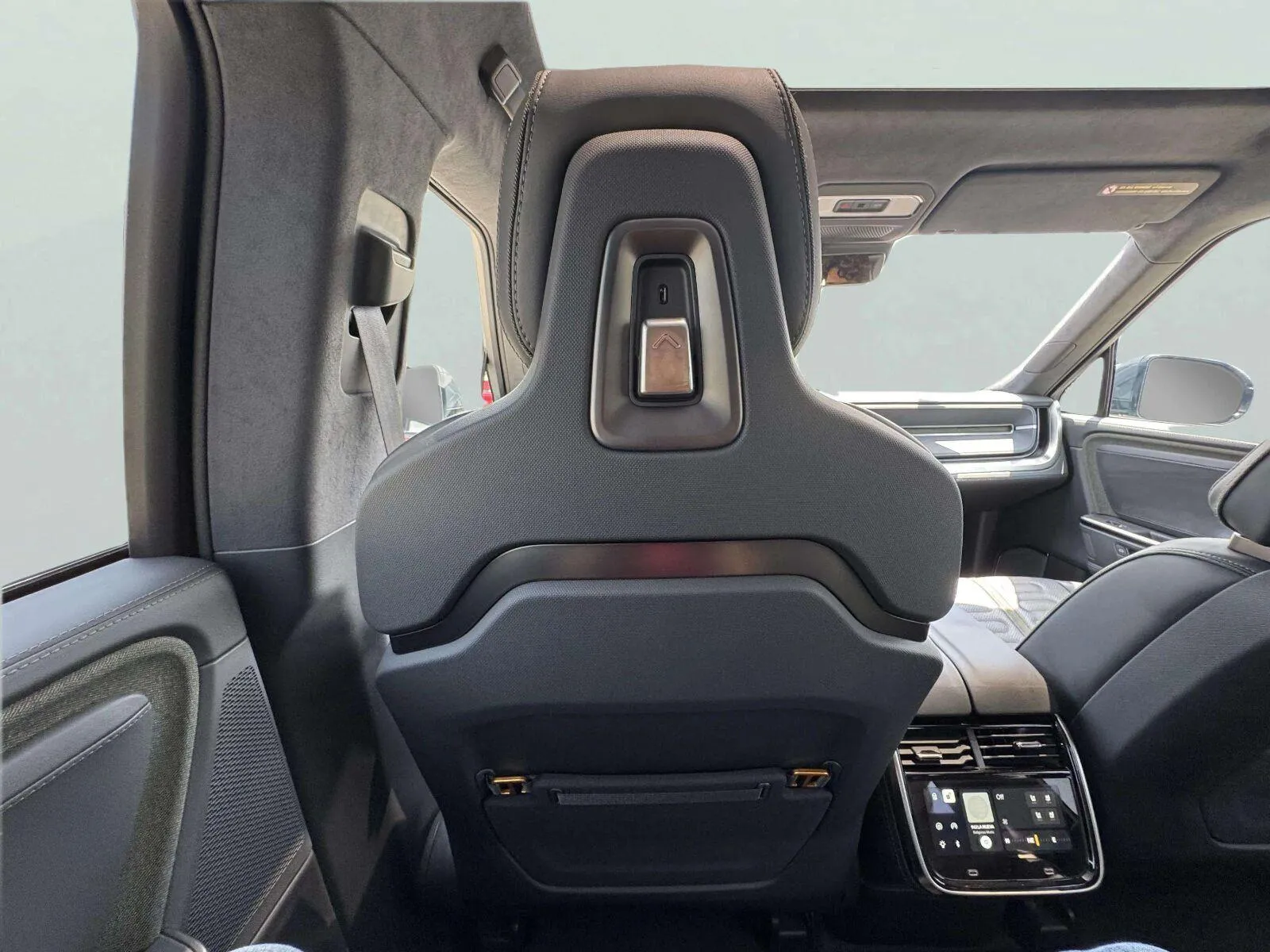 Rivian R1S photo 44