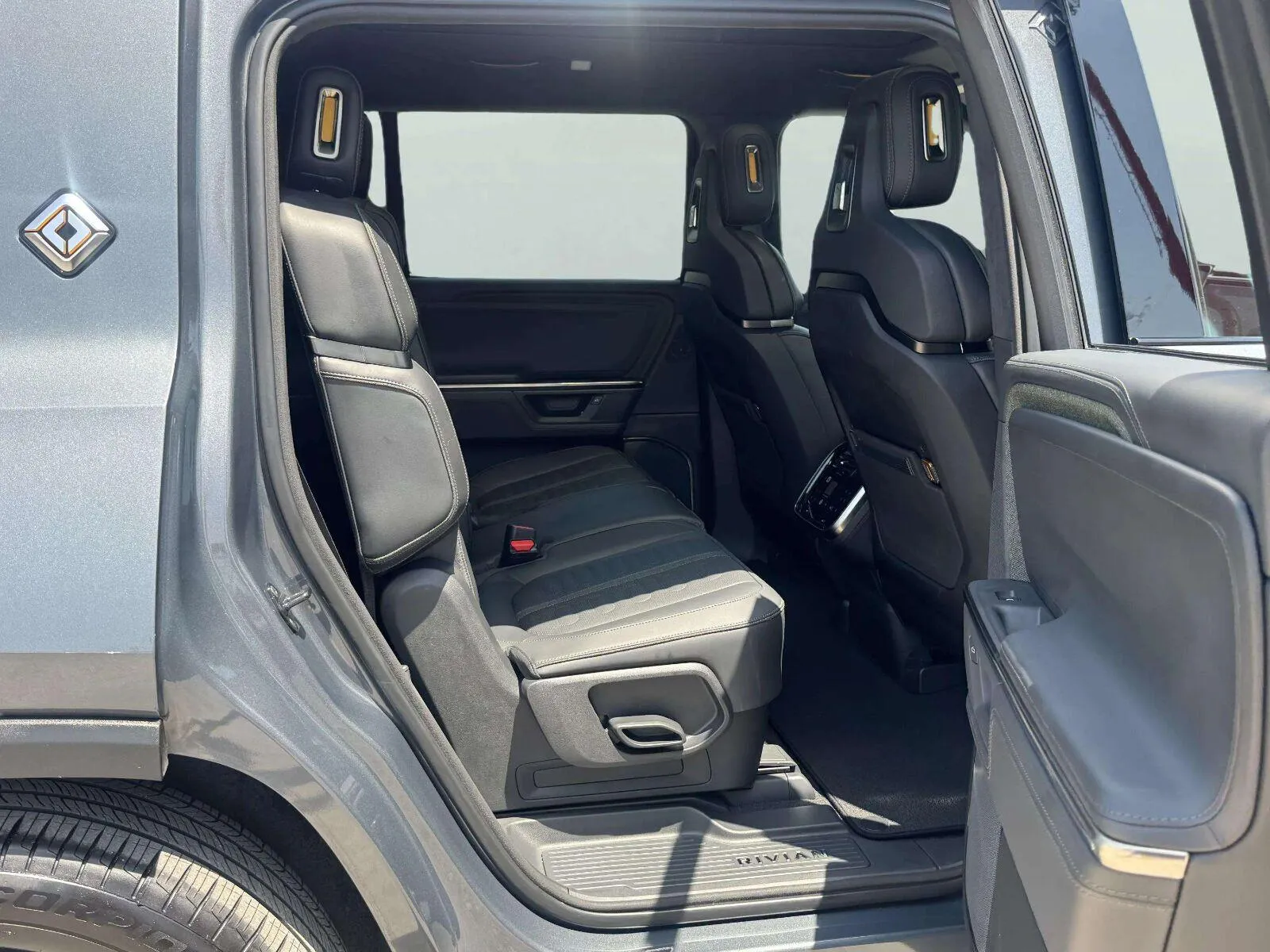 Rivian R1S photo 47