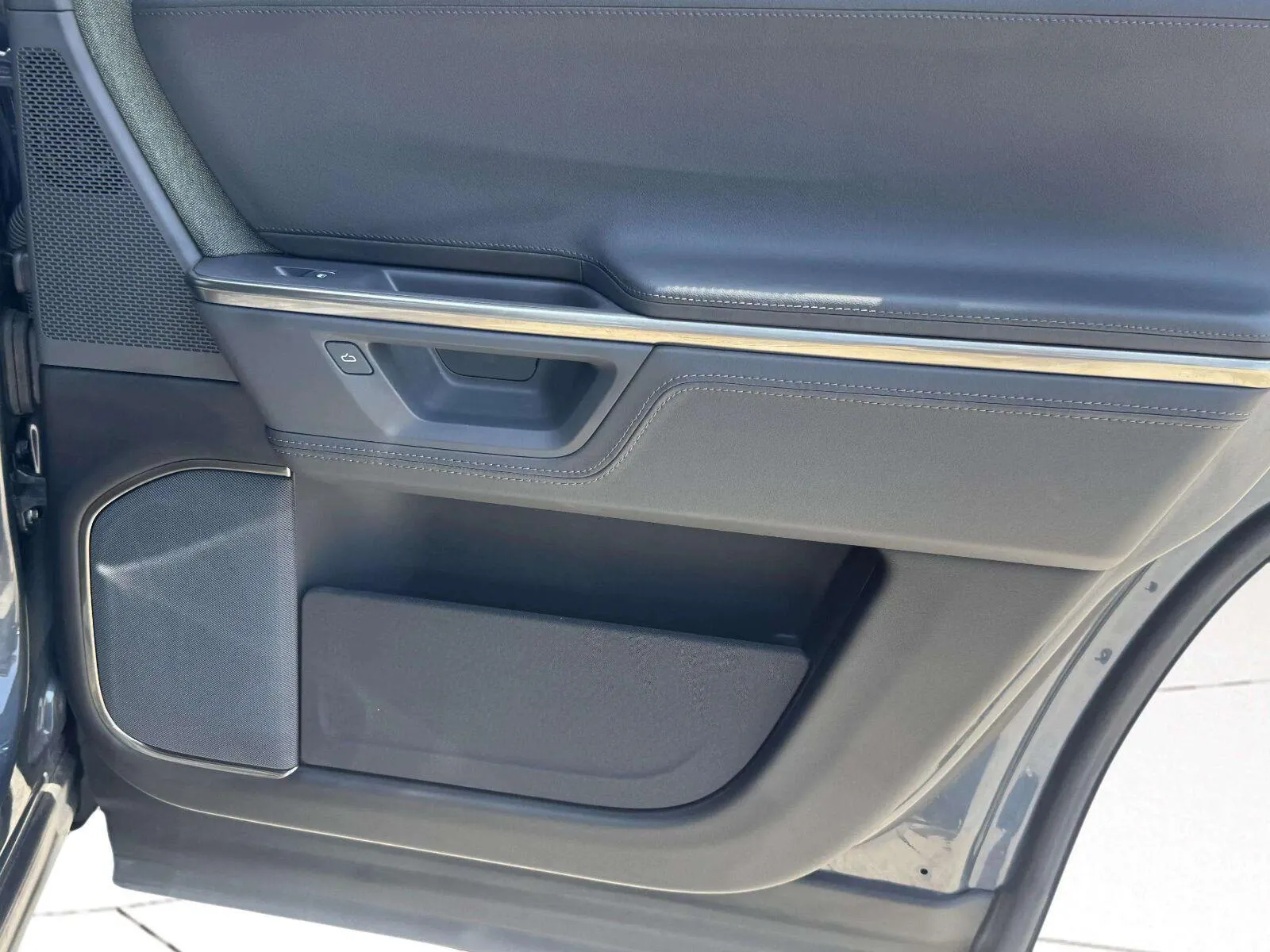 Rivian R1S photo 49