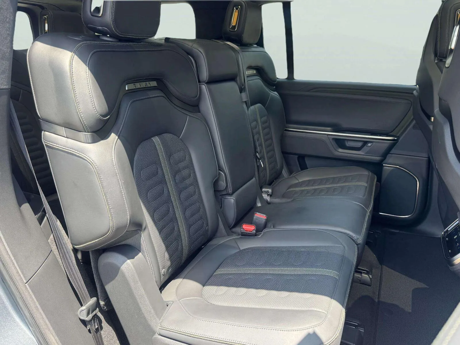 Rivian R1S photo 51