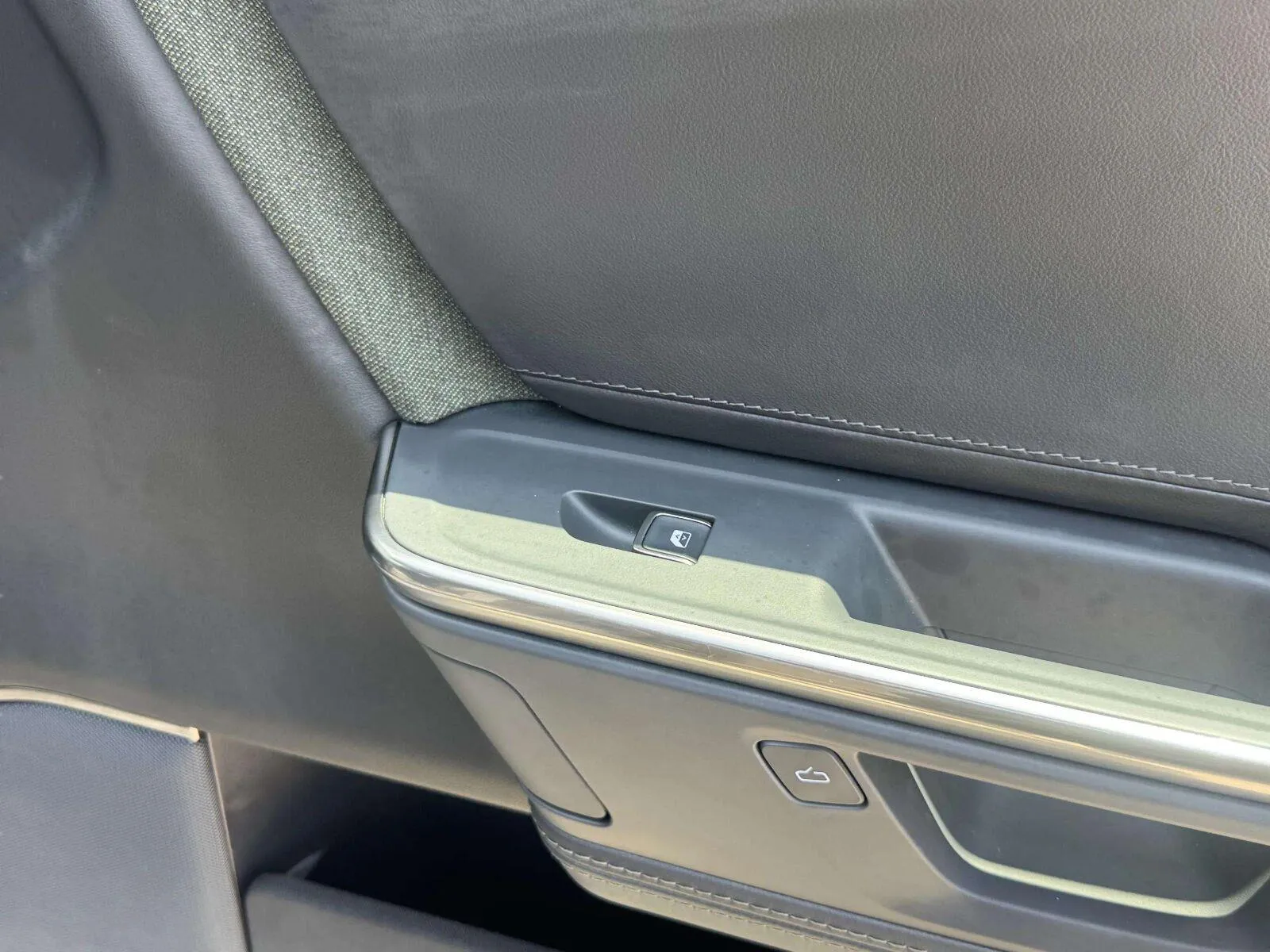 Rivian R1S photo 57
