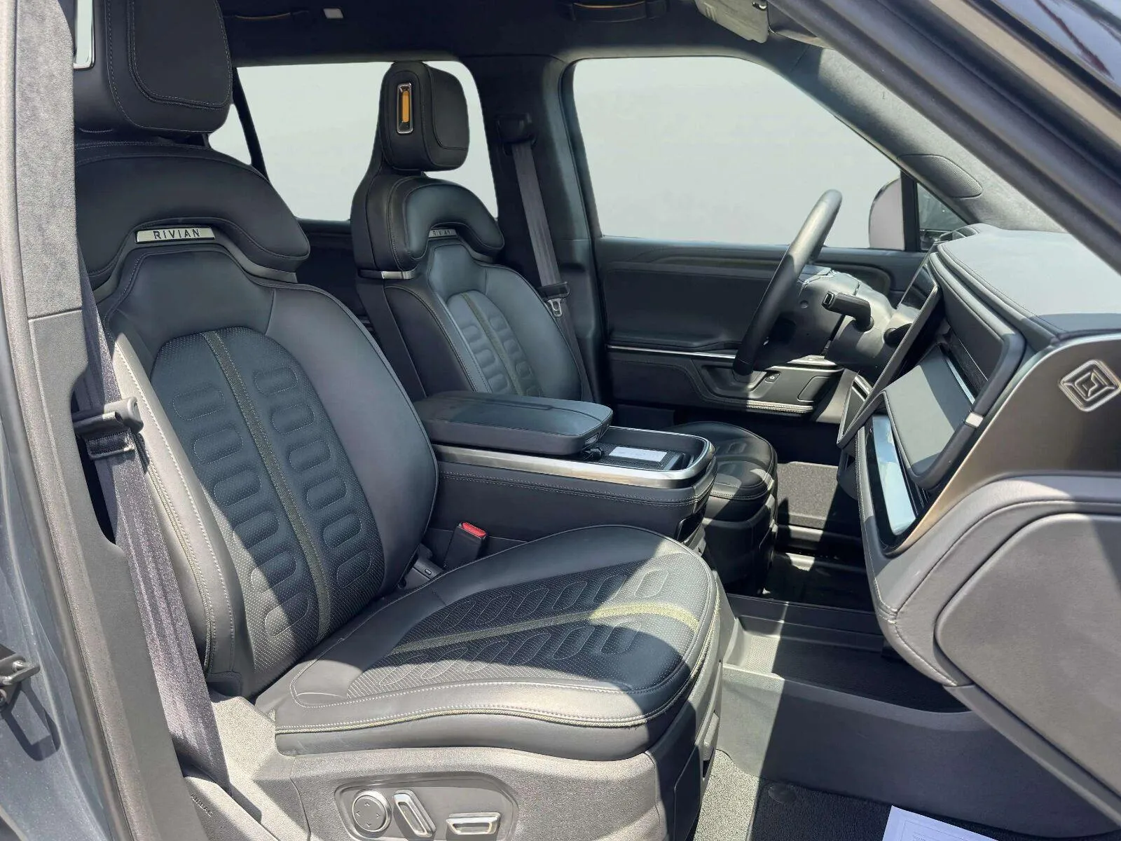 Rivian R1S photo 58