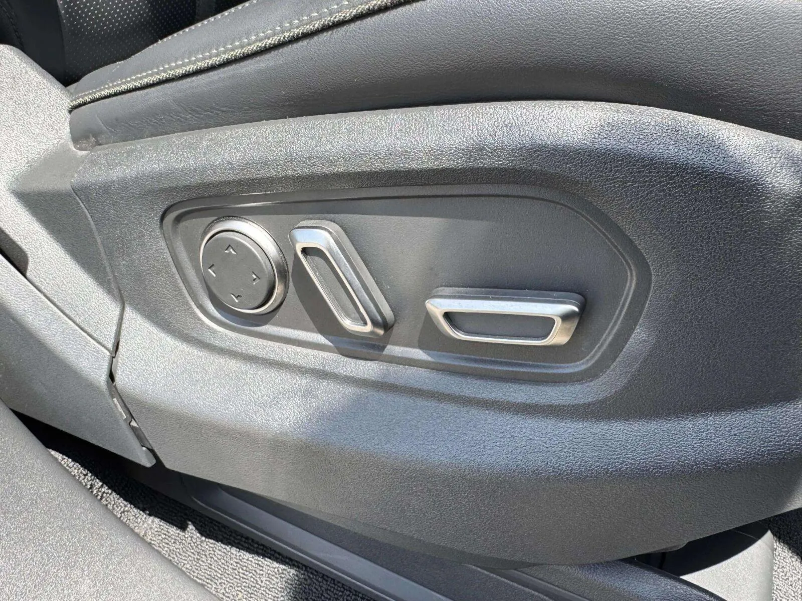 Rivian R1S photo 60