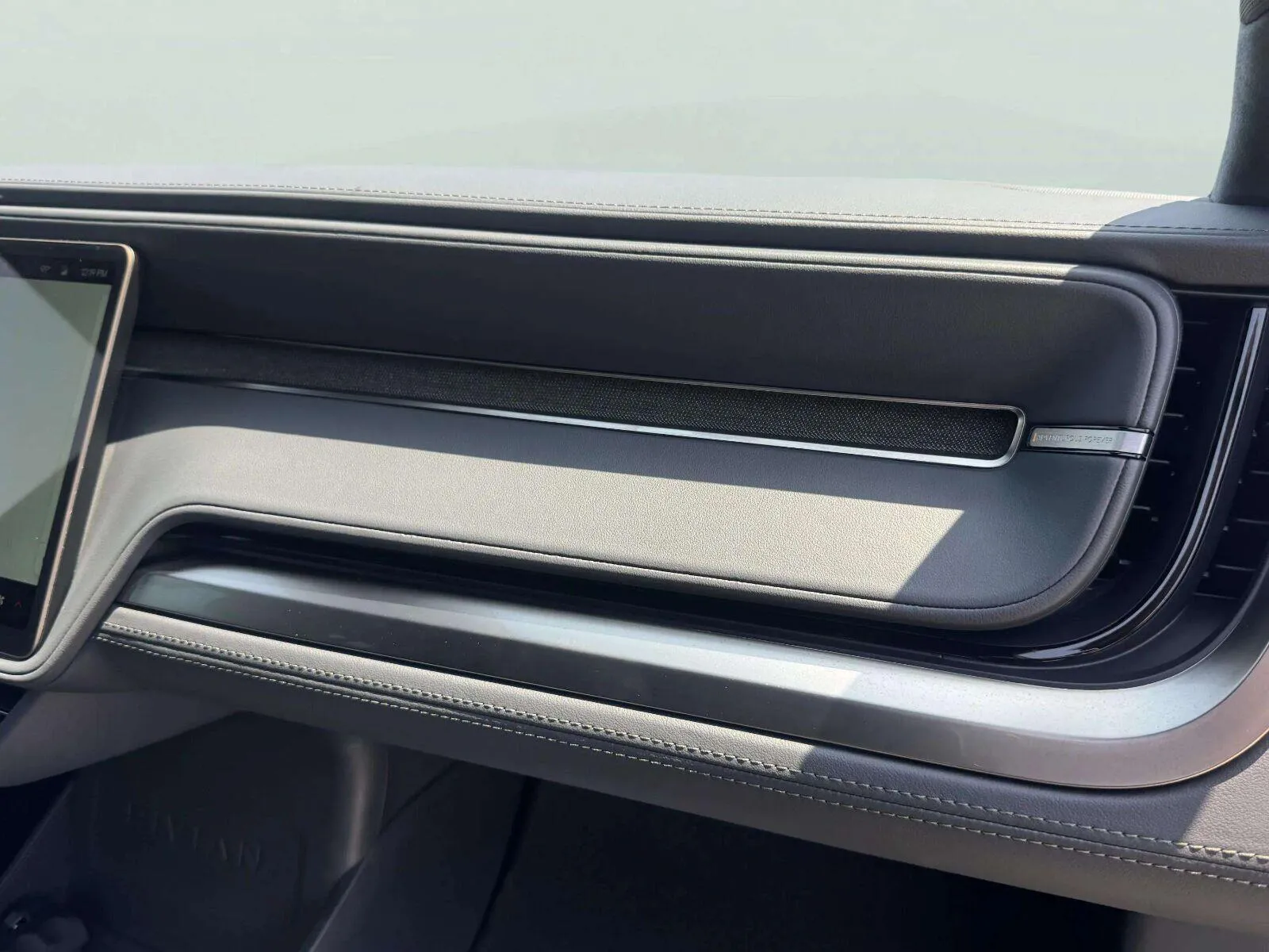 Rivian R1S photo 61