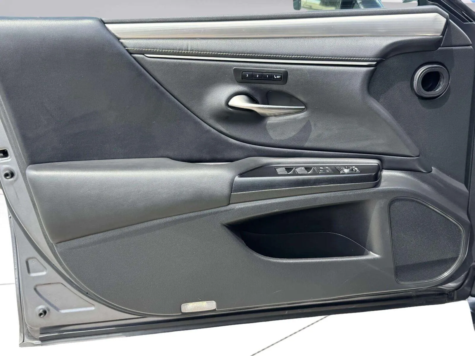 Lexus ES photo 18