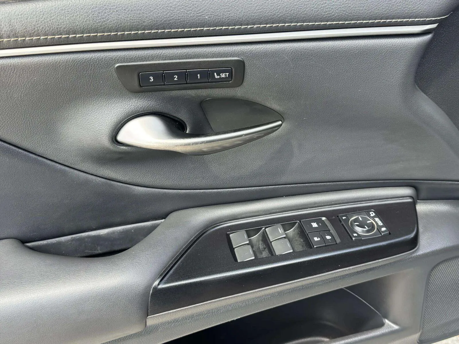 Lexus ES photo 19
