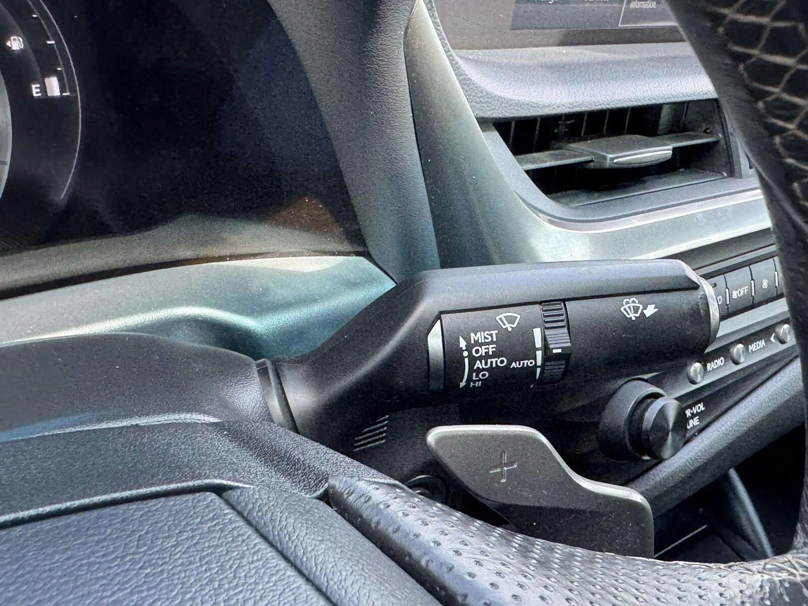 Lexus ES photo 26