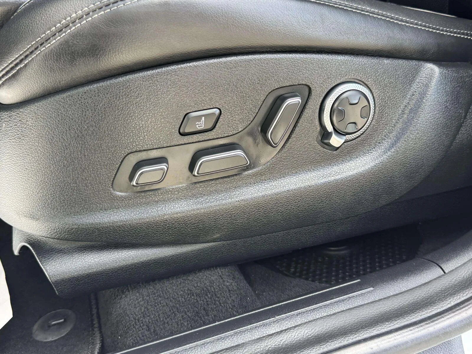 Genesis GV70 photo 23