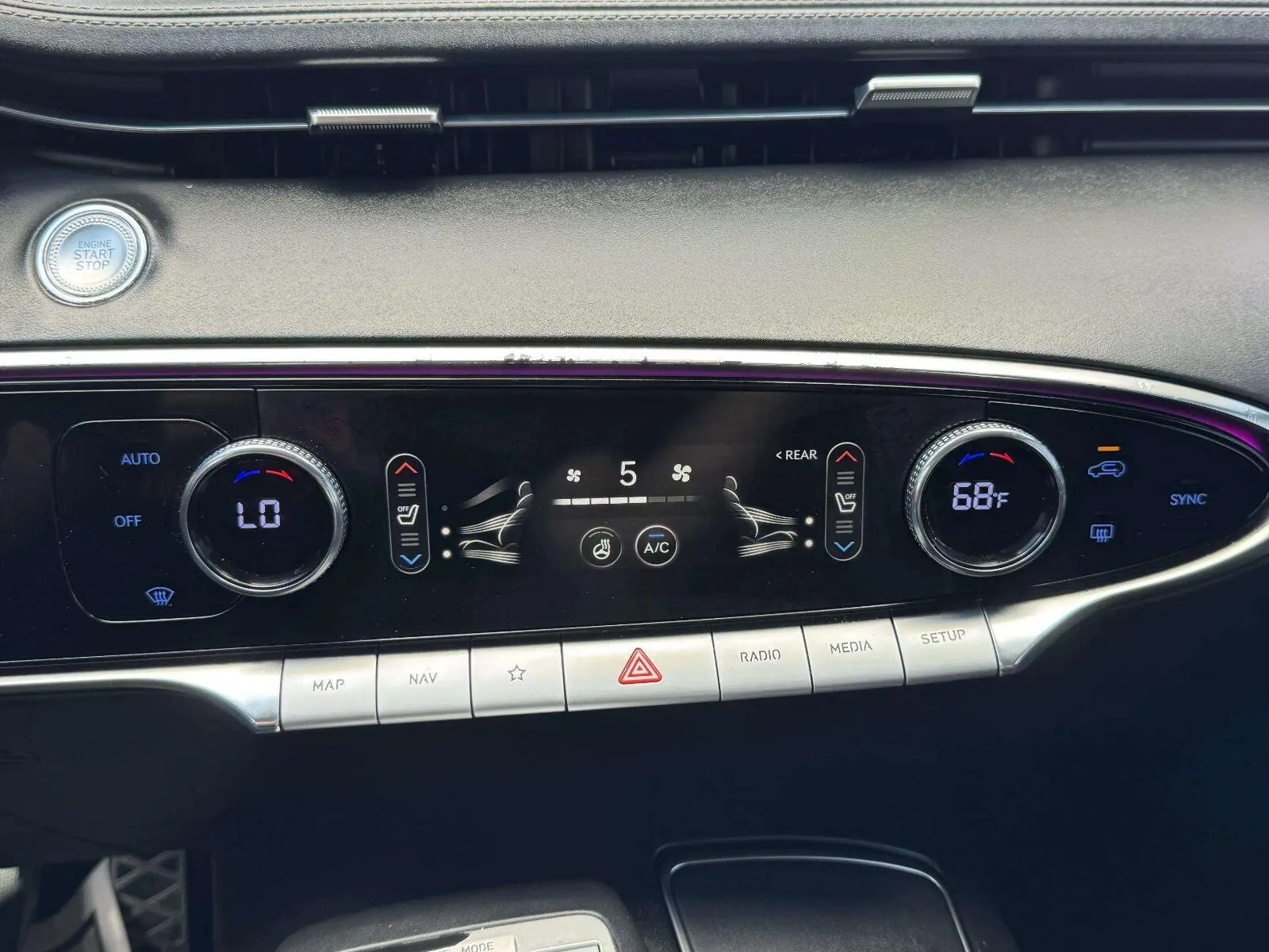 Genesis GV70 photo 36