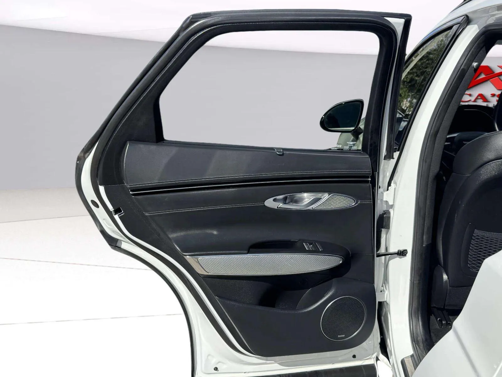 Genesis GV70 photo 39