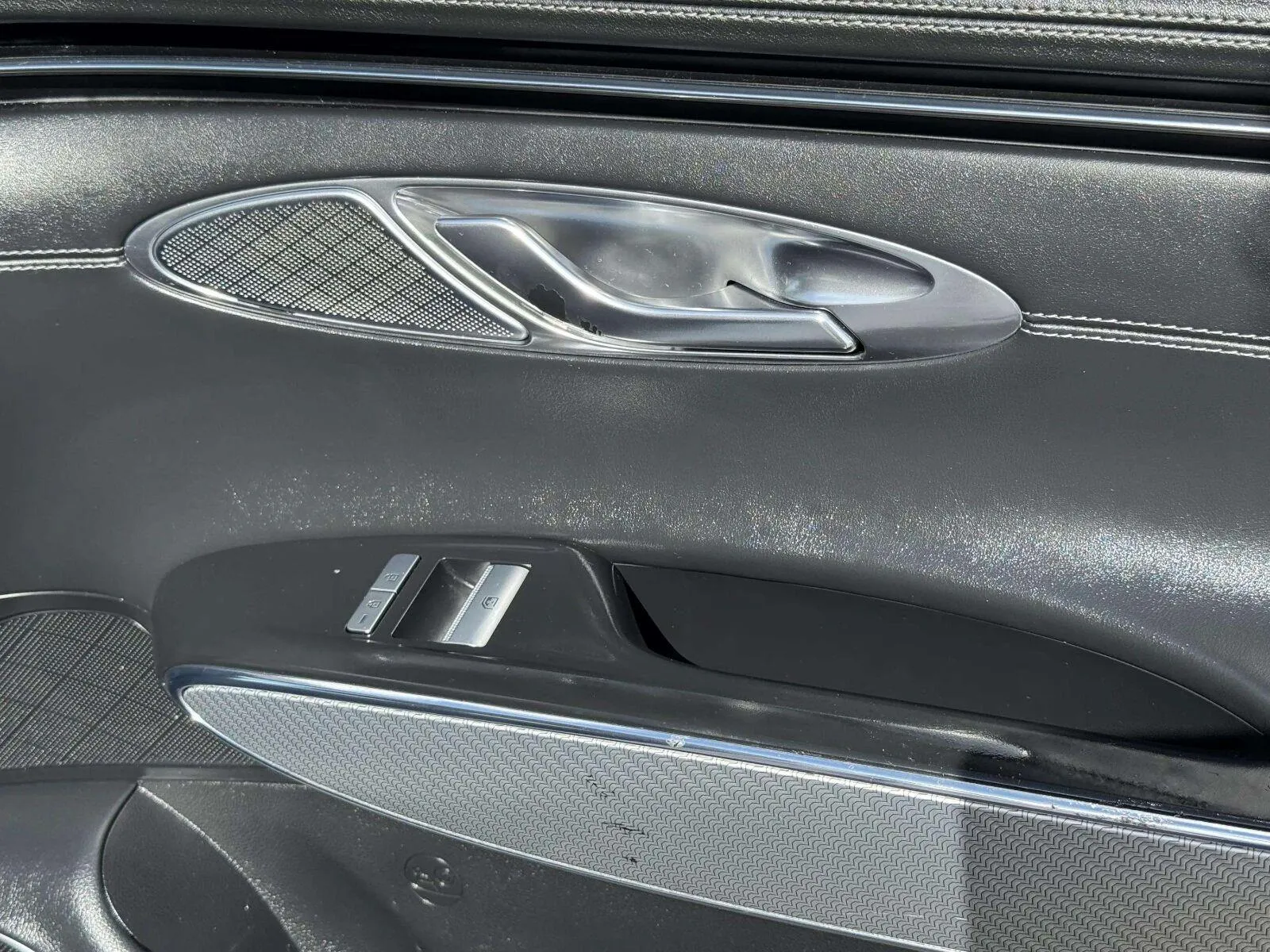 Genesis GV70 photo 56