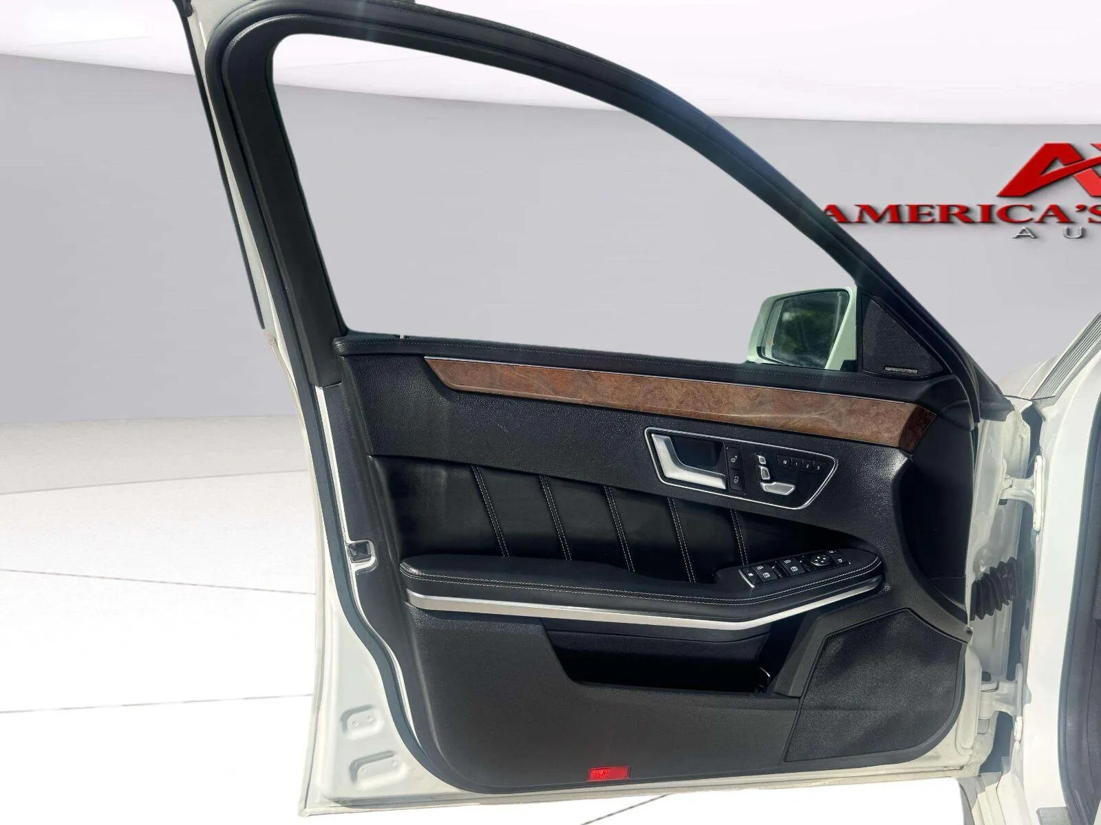 Mercedes-Benz E-Class photo 16