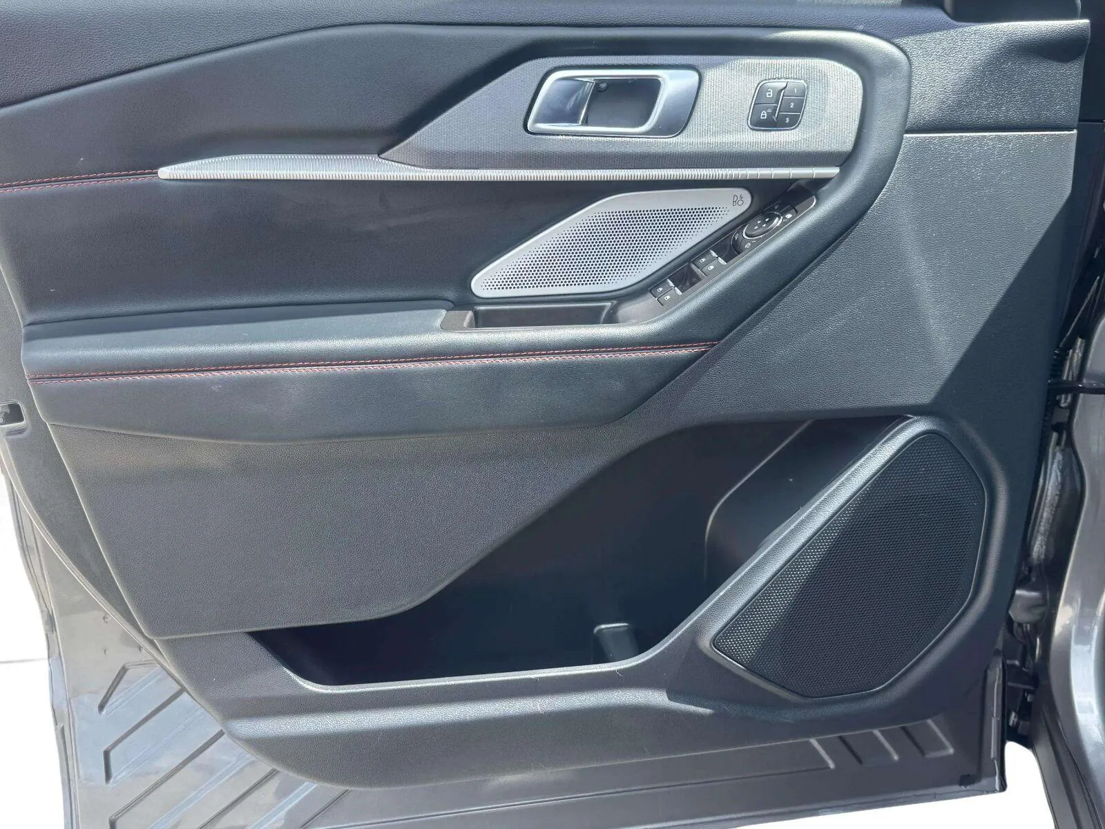 Ford Explorer photo 18