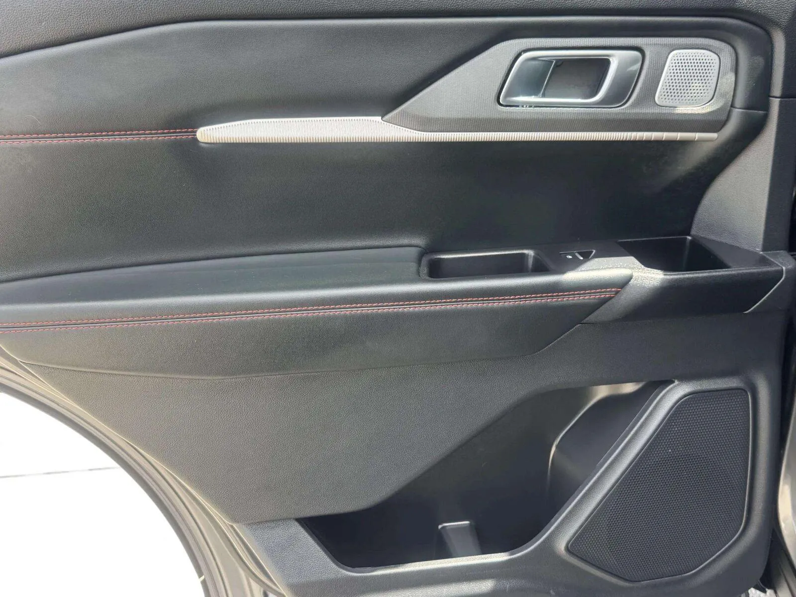 Ford Explorer photo 37