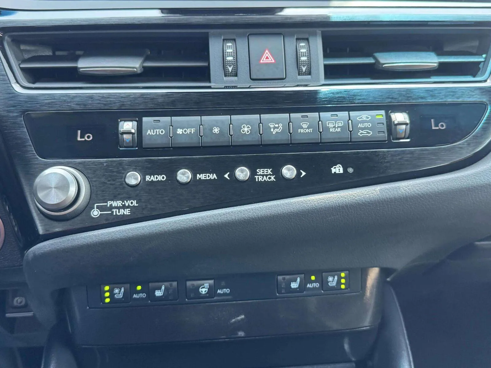 Lexus ES photo 34