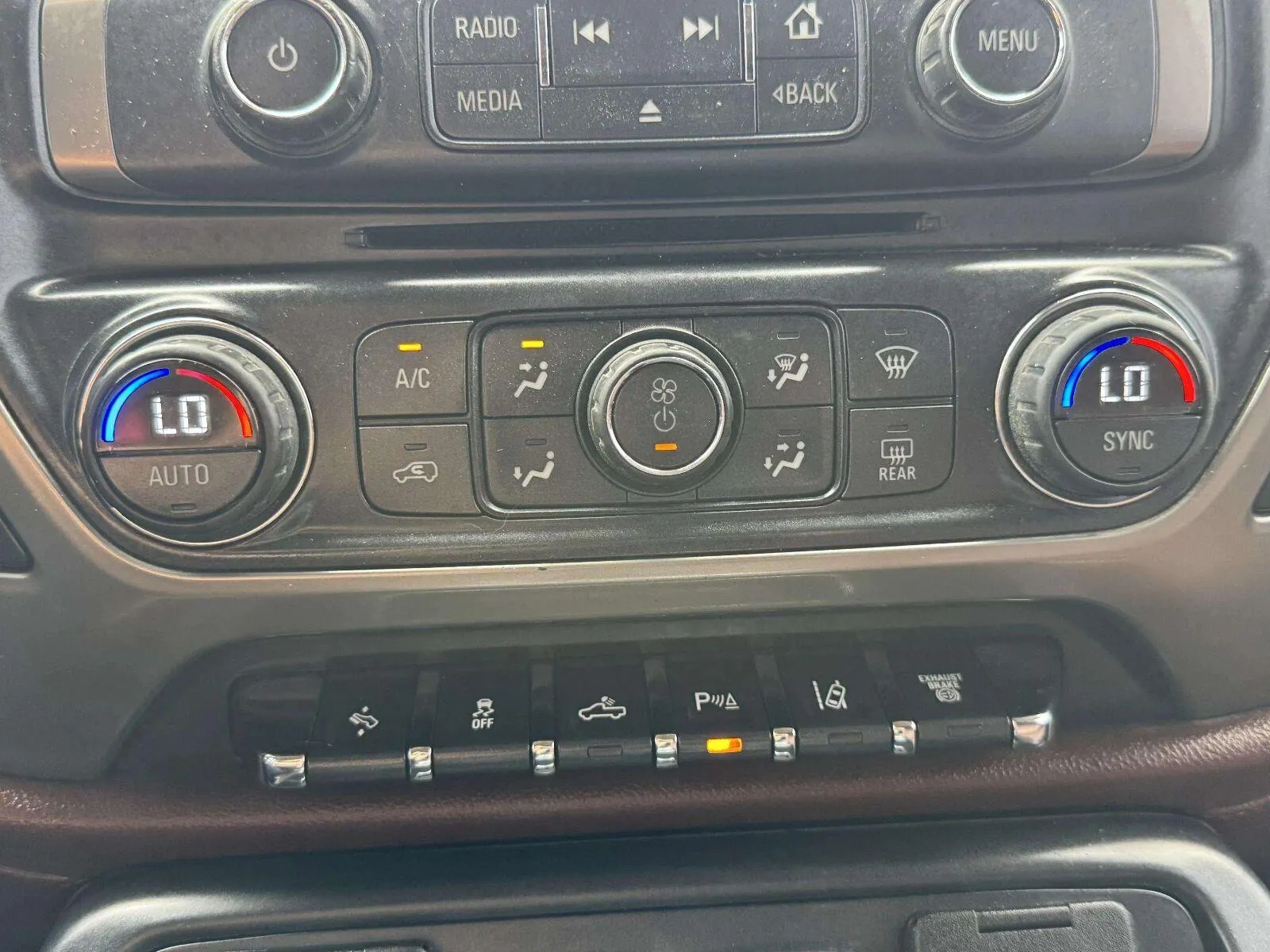 Chevrolet Silverado photo 32
