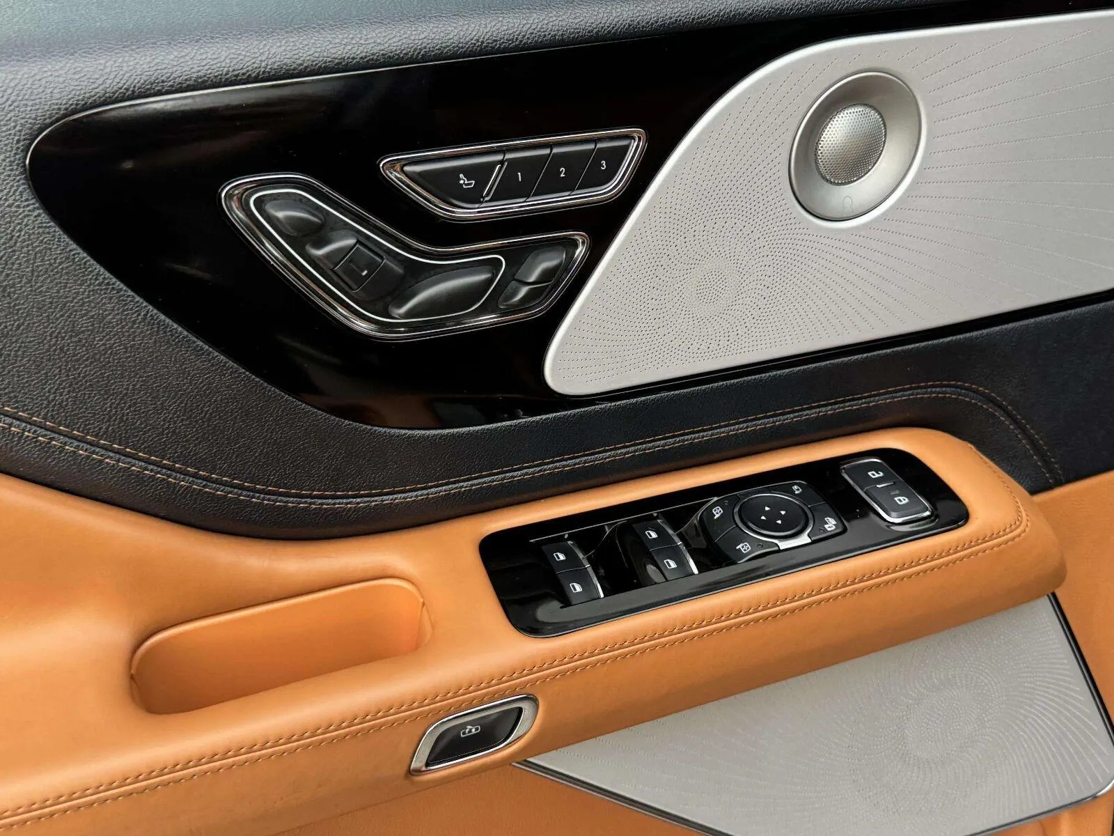 Lincoln Aviator photo 21