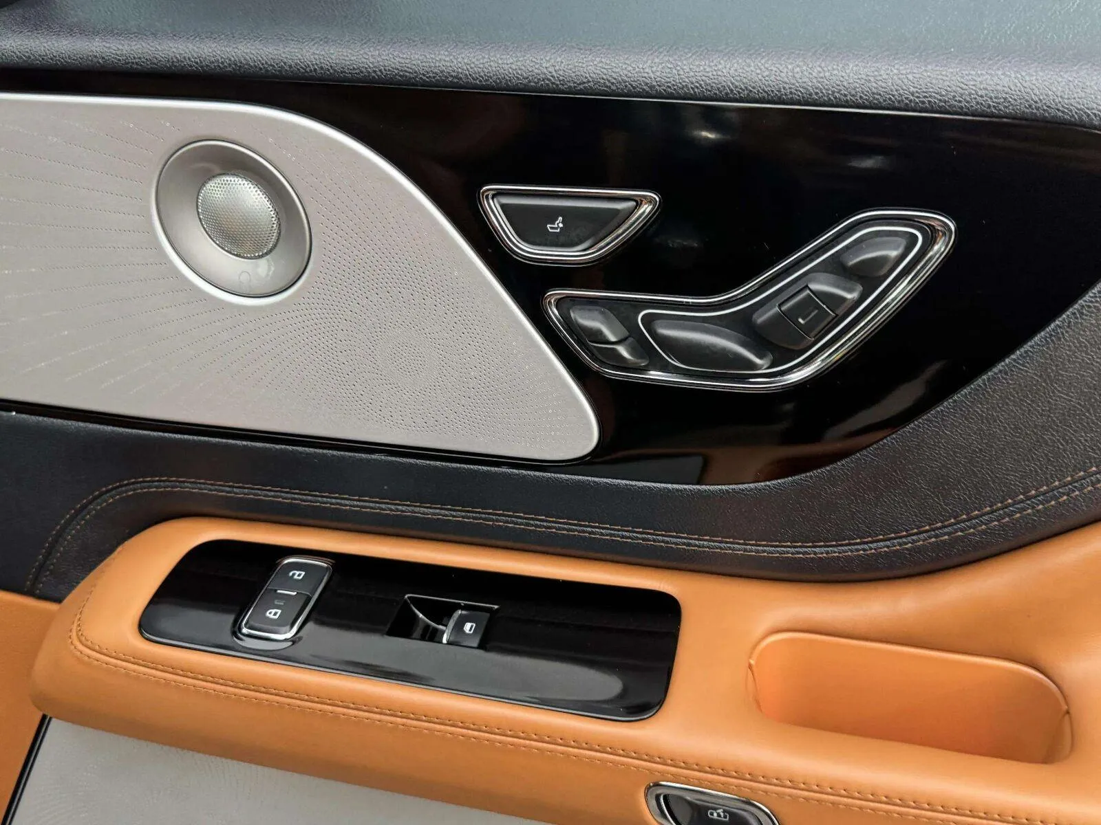Lincoln Aviator photo 58