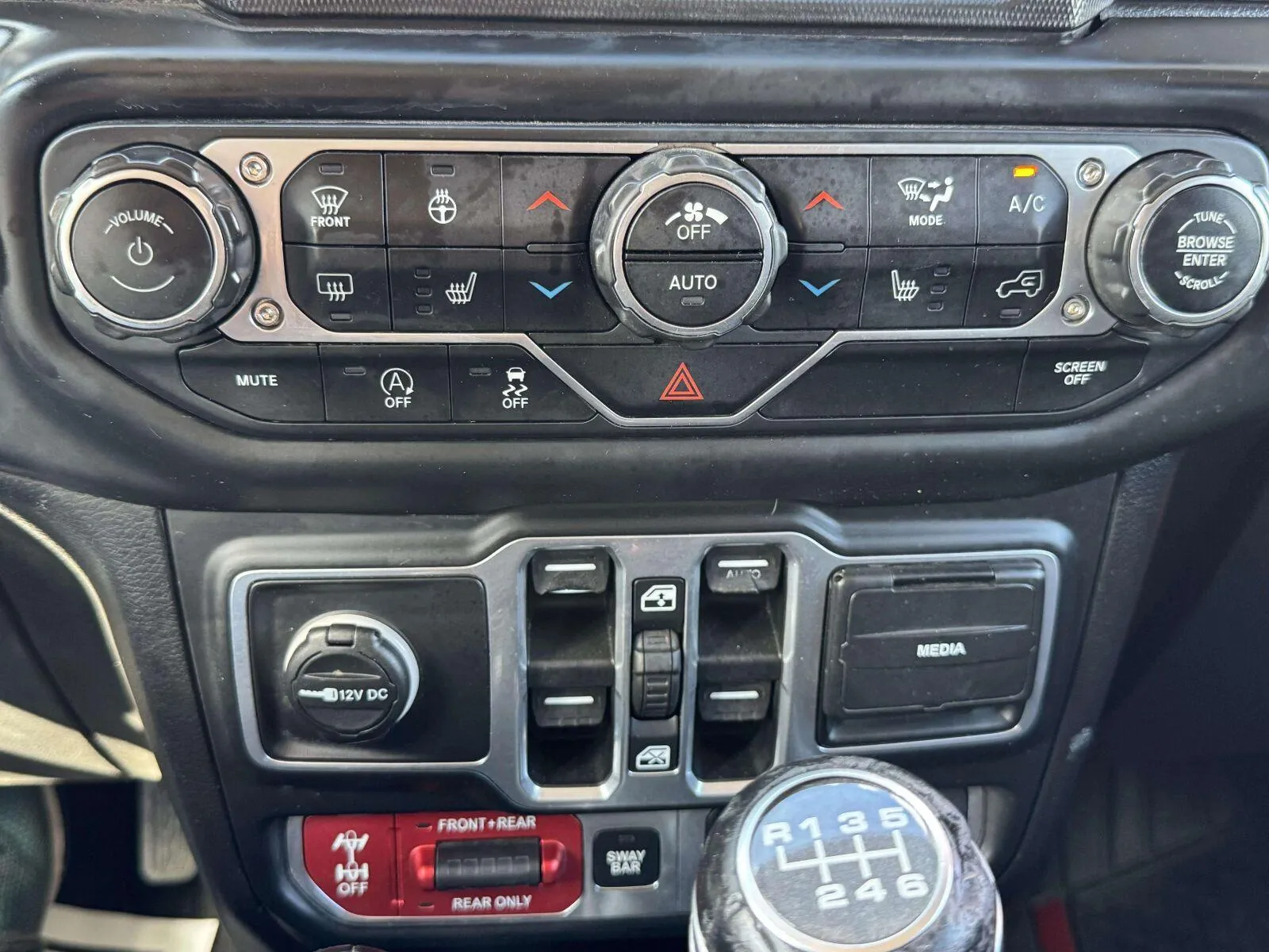Jeep Wrangler photo 38