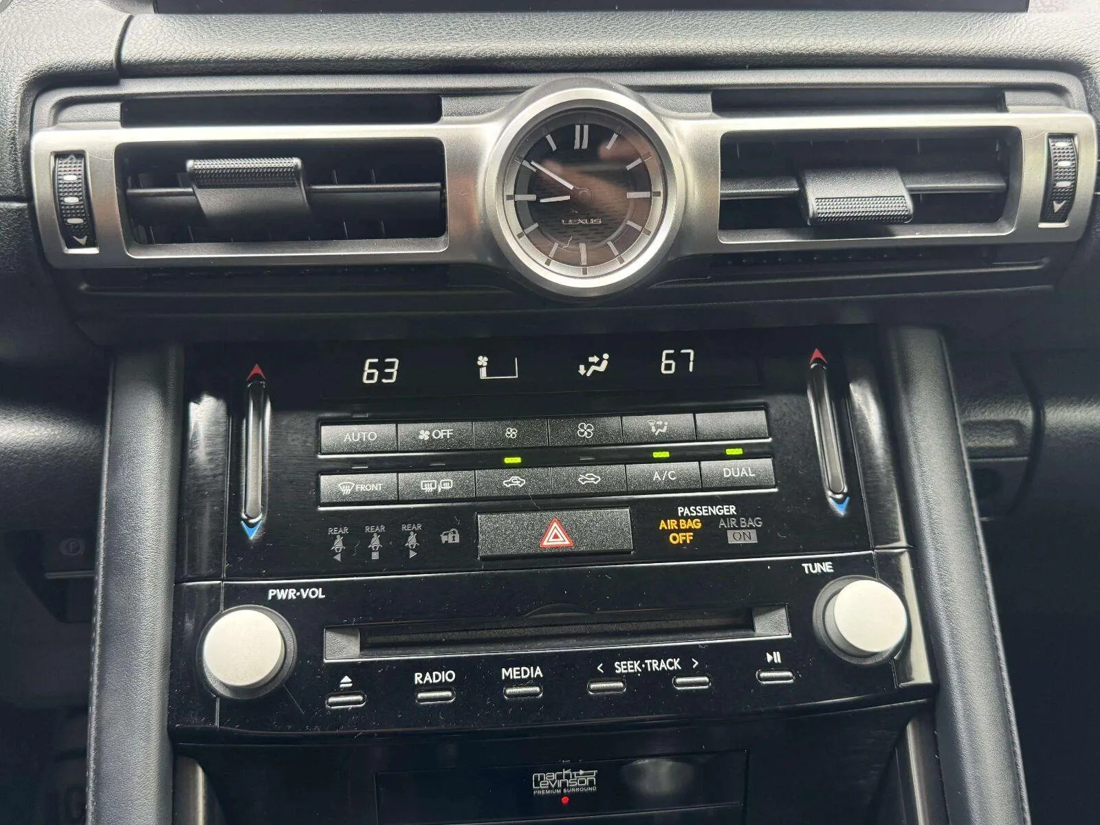 Lexus IS photo 32