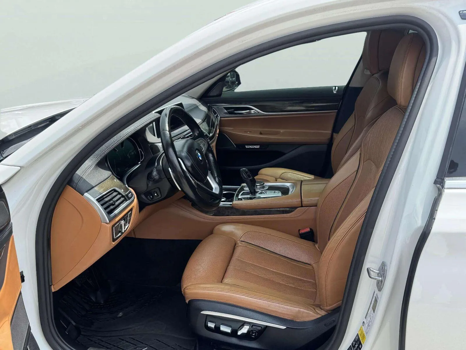 BMW 7 Series photo 17