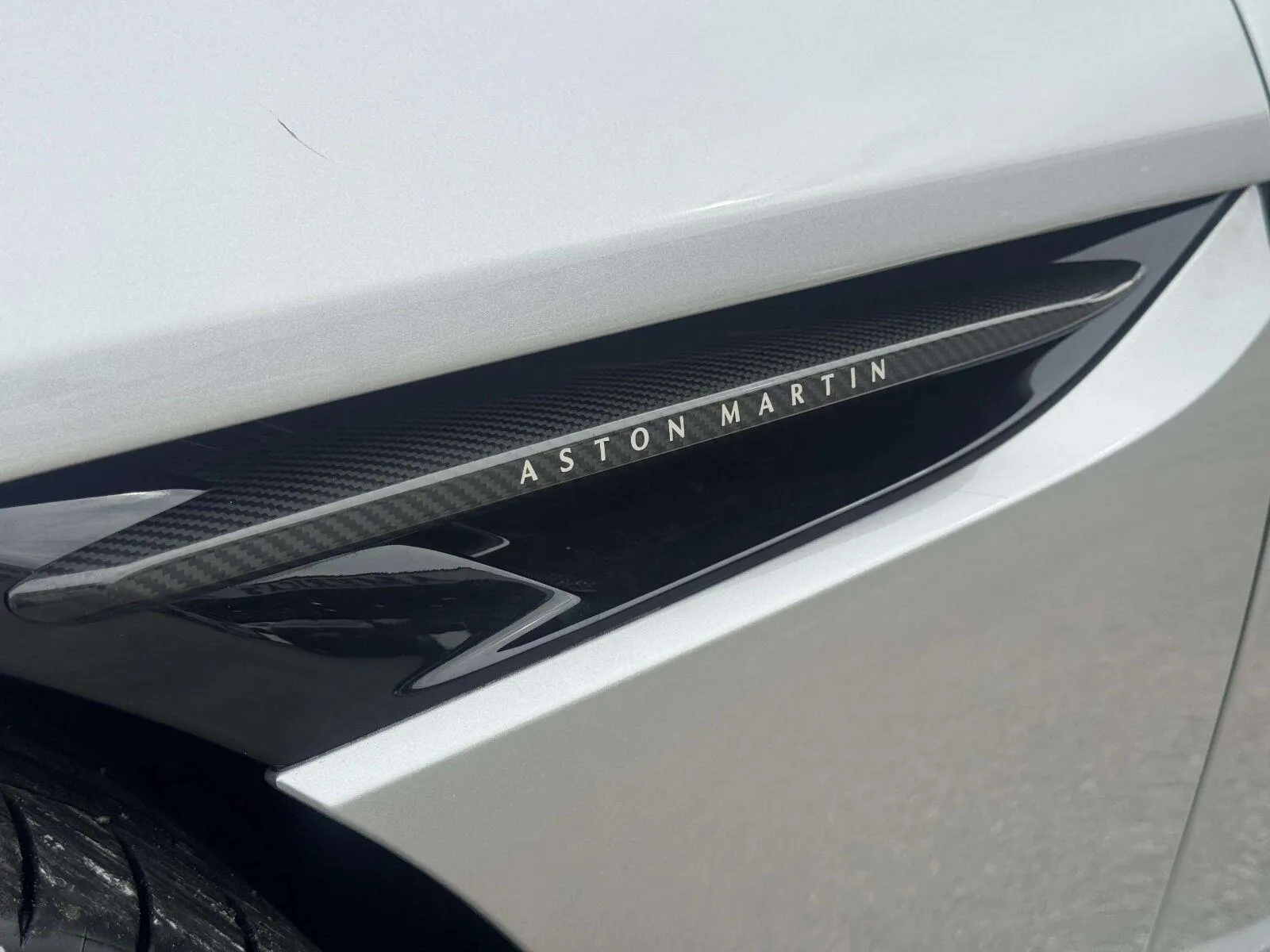 Aston Martin DB12 photo 18
