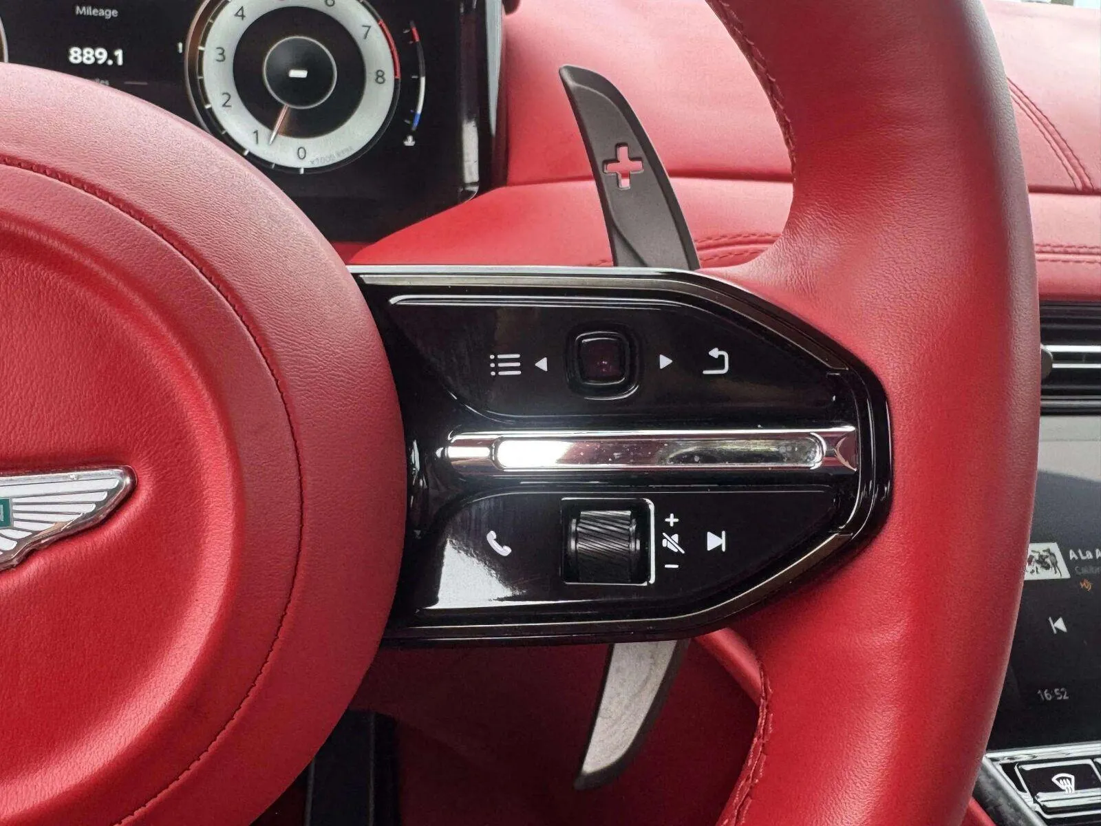 Aston Martin DB12 photo 36