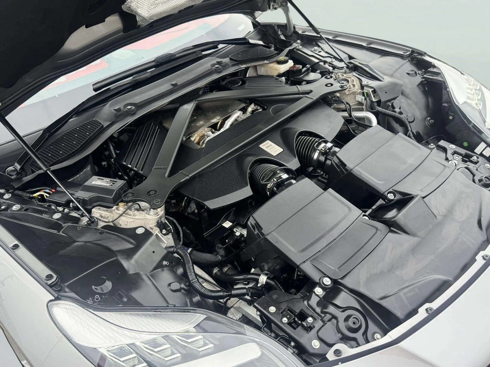 Aston Martin DB12 photo 73