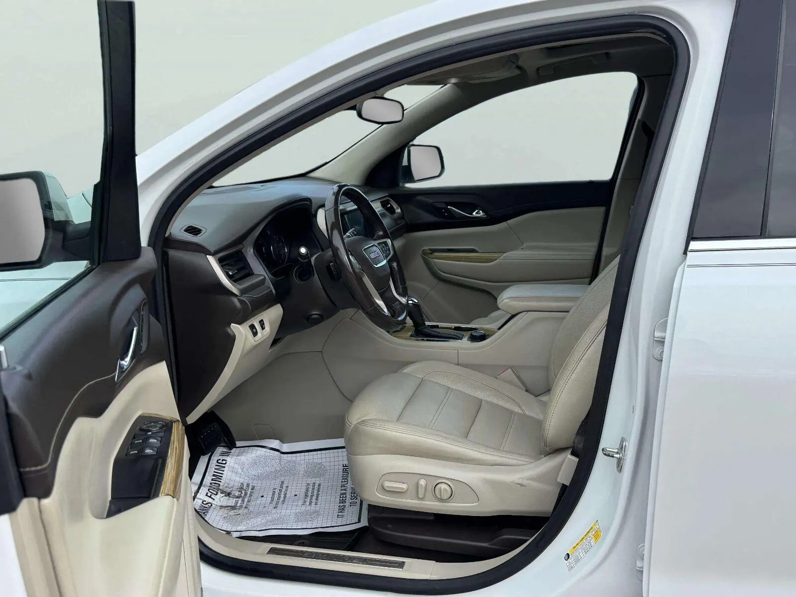 GMC Acadia photo 16