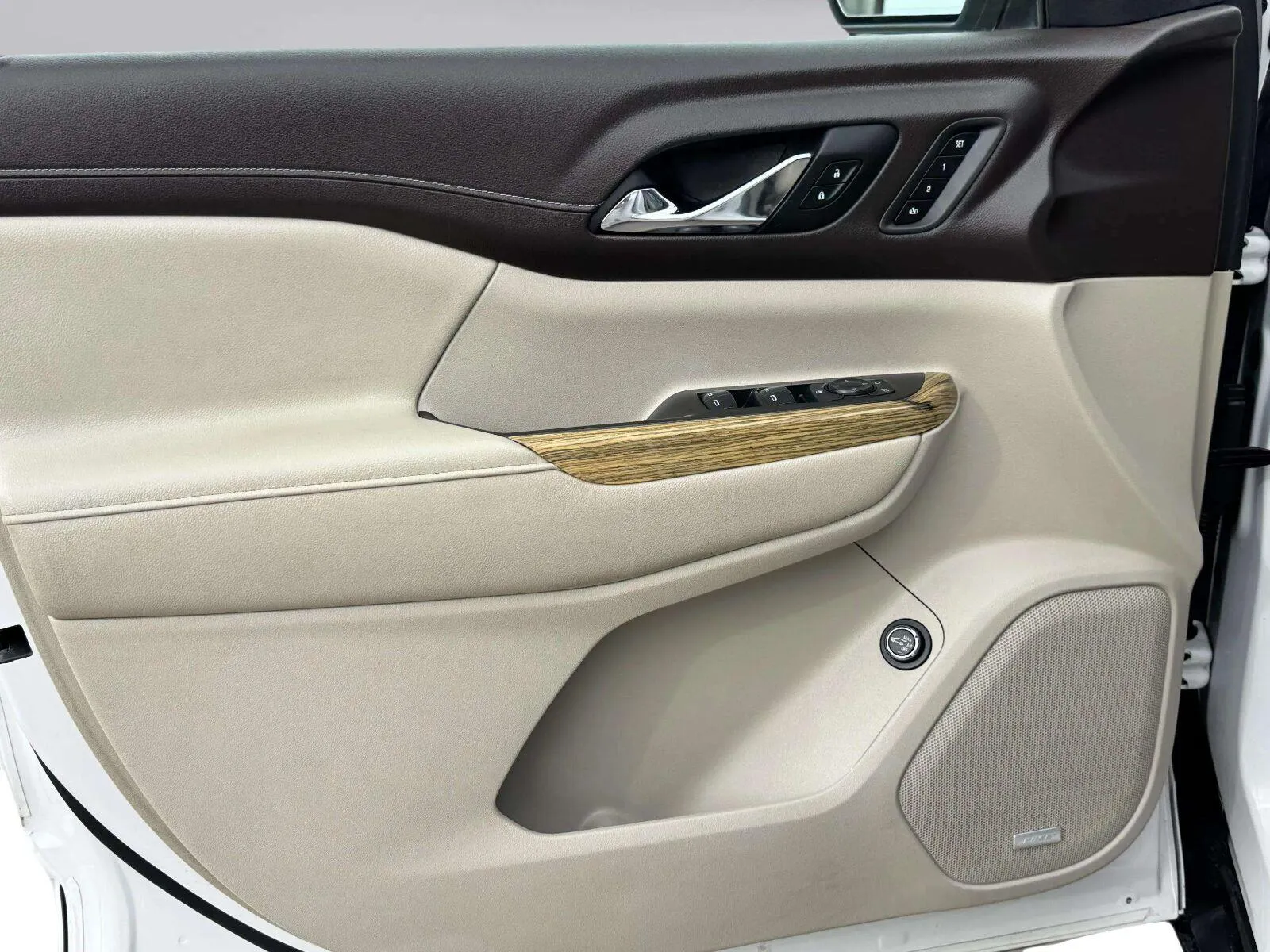 GMC Acadia photo 18