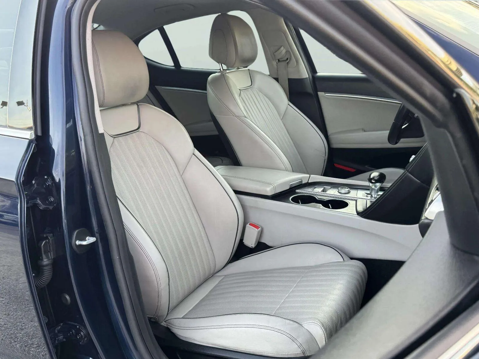 Genesis G70 photo 37