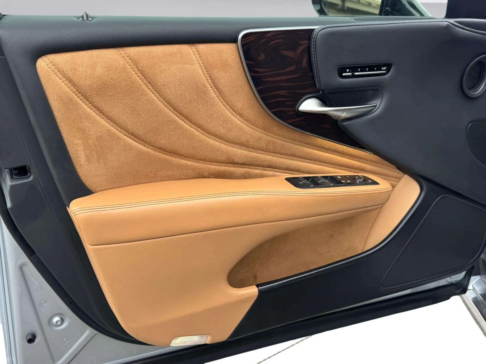 Lexus LS photo 18