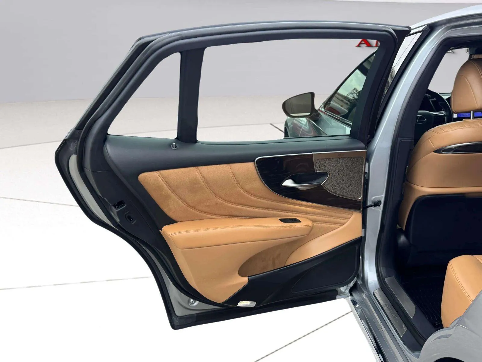 Lexus LS photo 30
