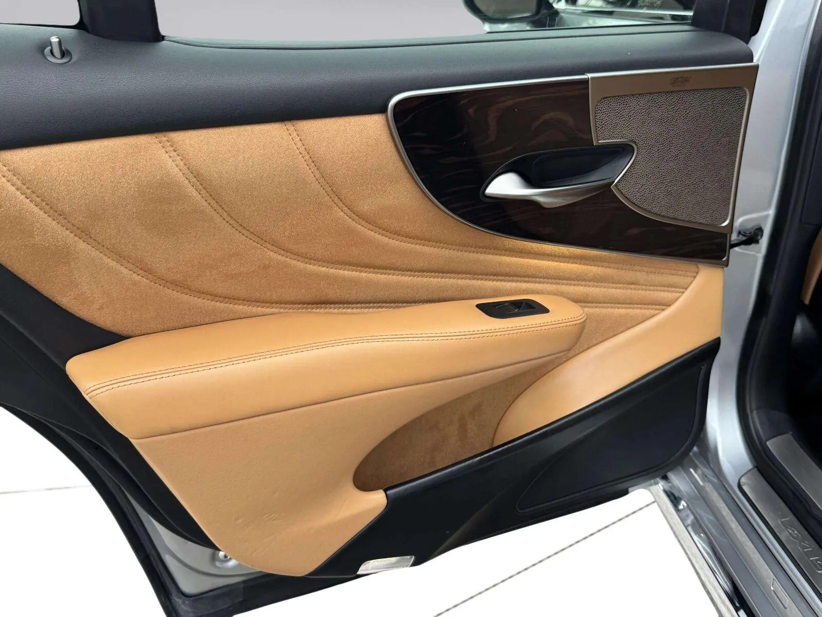 Lexus LS photo 31