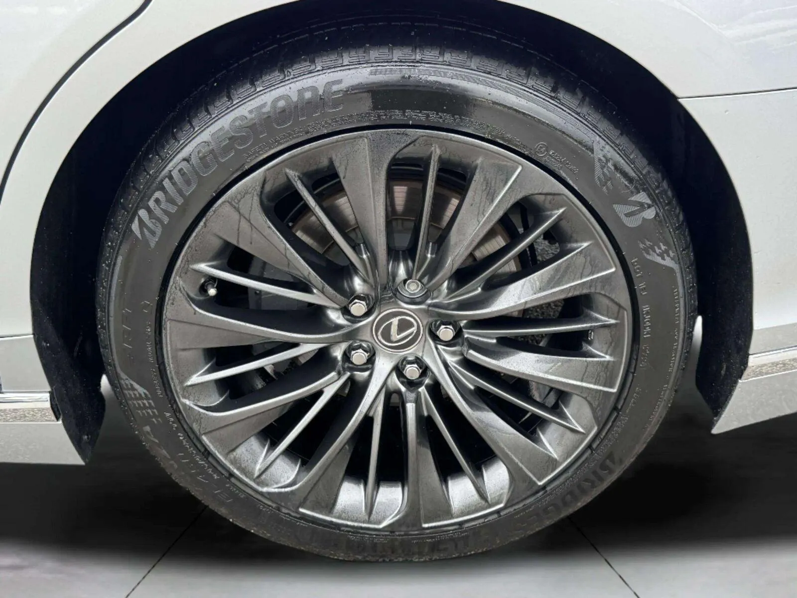 Lexus LS photo 47
