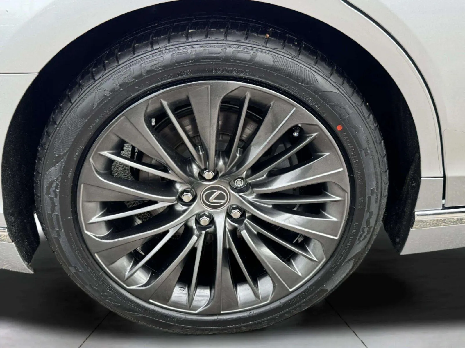 Lexus LS photo 48