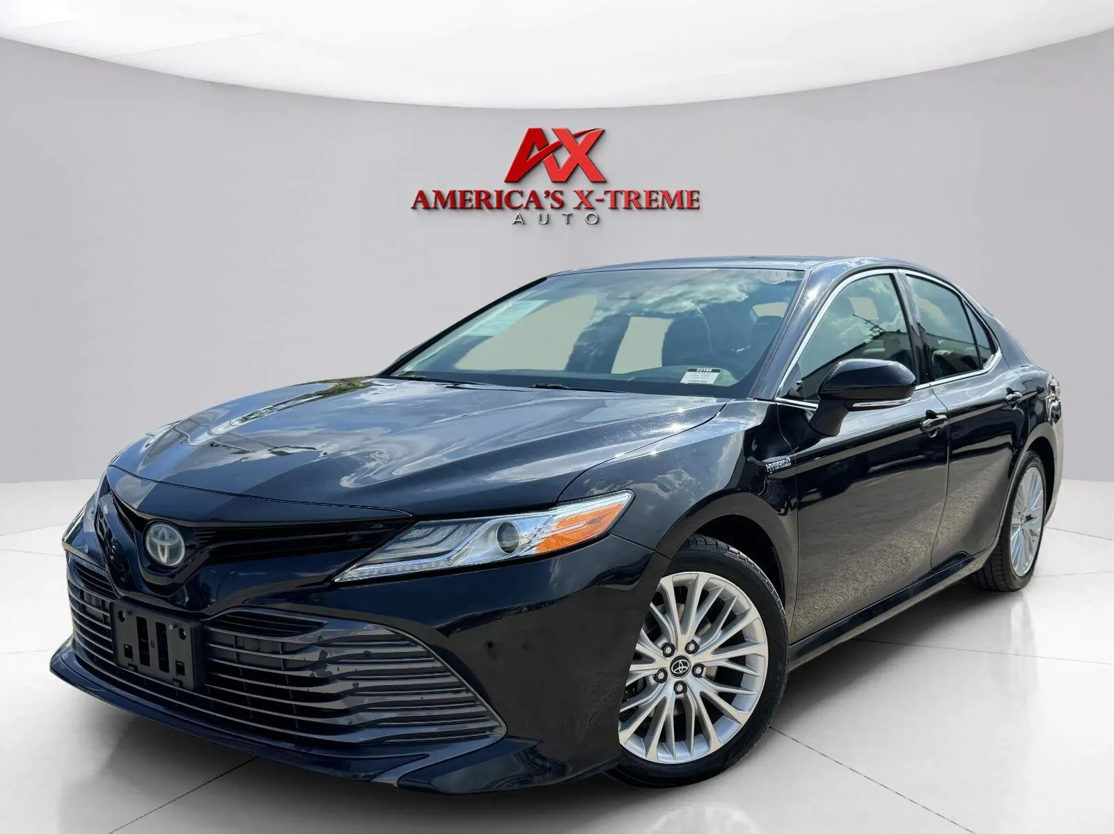 Black 2018 Toyota Camry Hybrid XLE for sale in Houston, TX