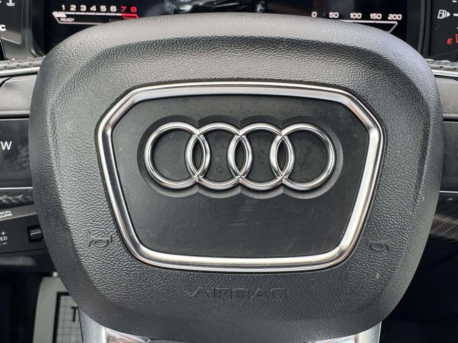 Audi RS Q8 photo 24