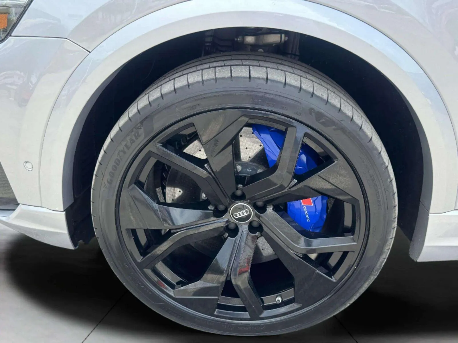 Audi RS Q8 photo 49