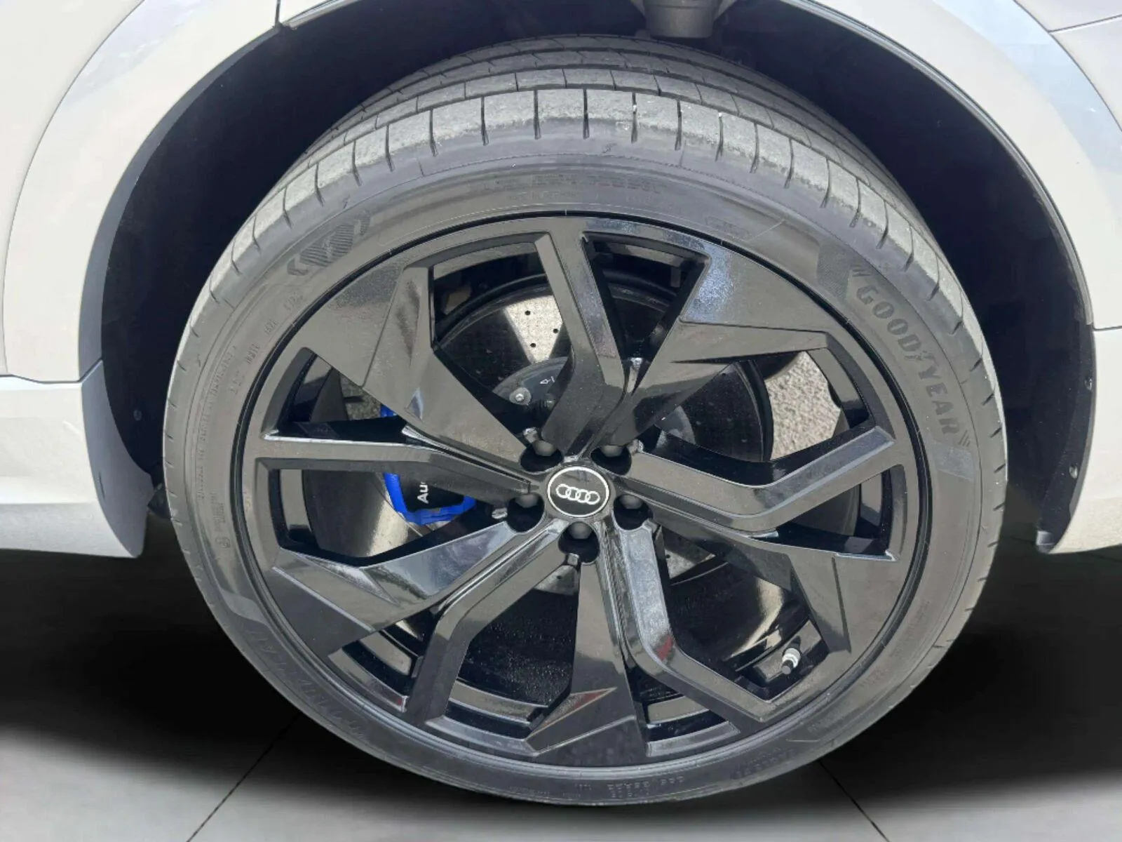 Audi RS Q8 photo 50