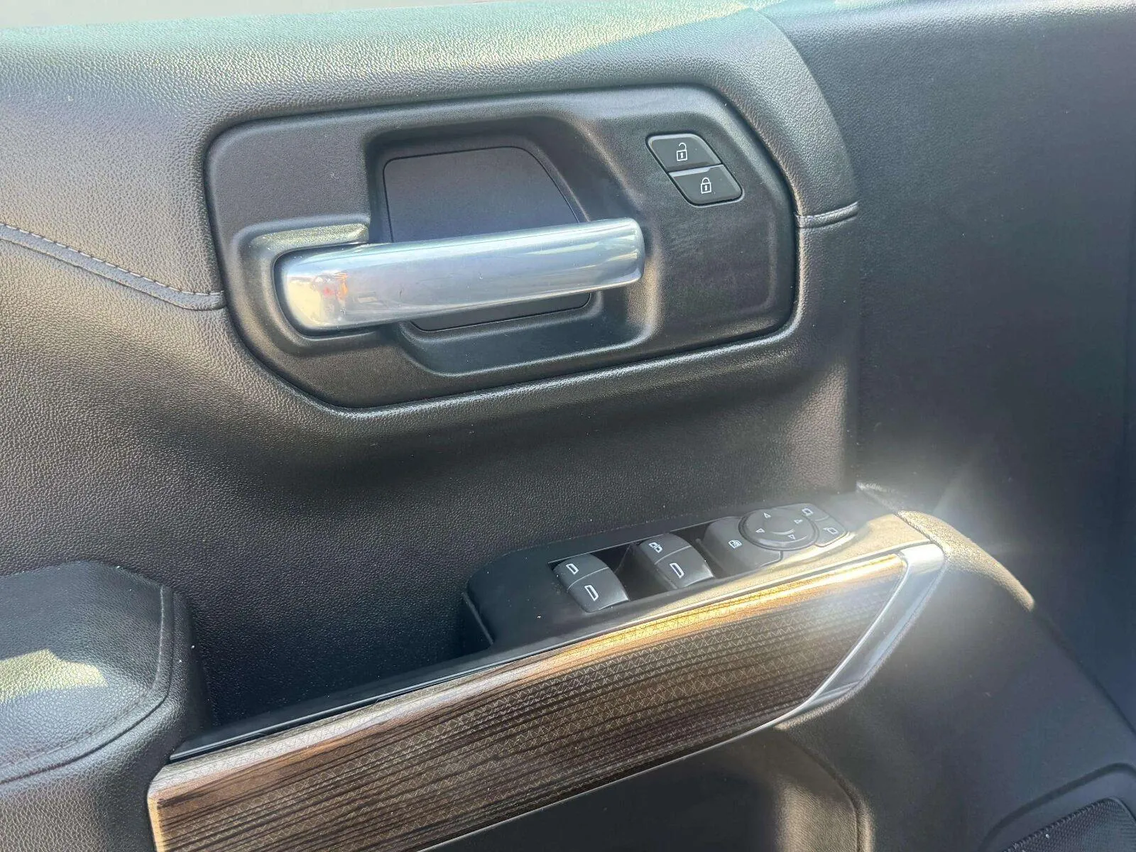 Chevrolet Silverado photo 19