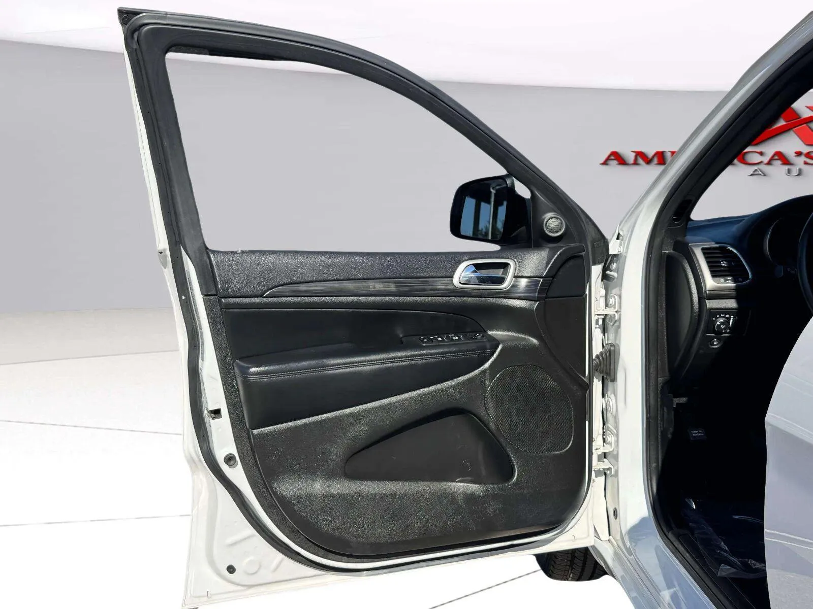 Jeep Grand Cherokee photo 11