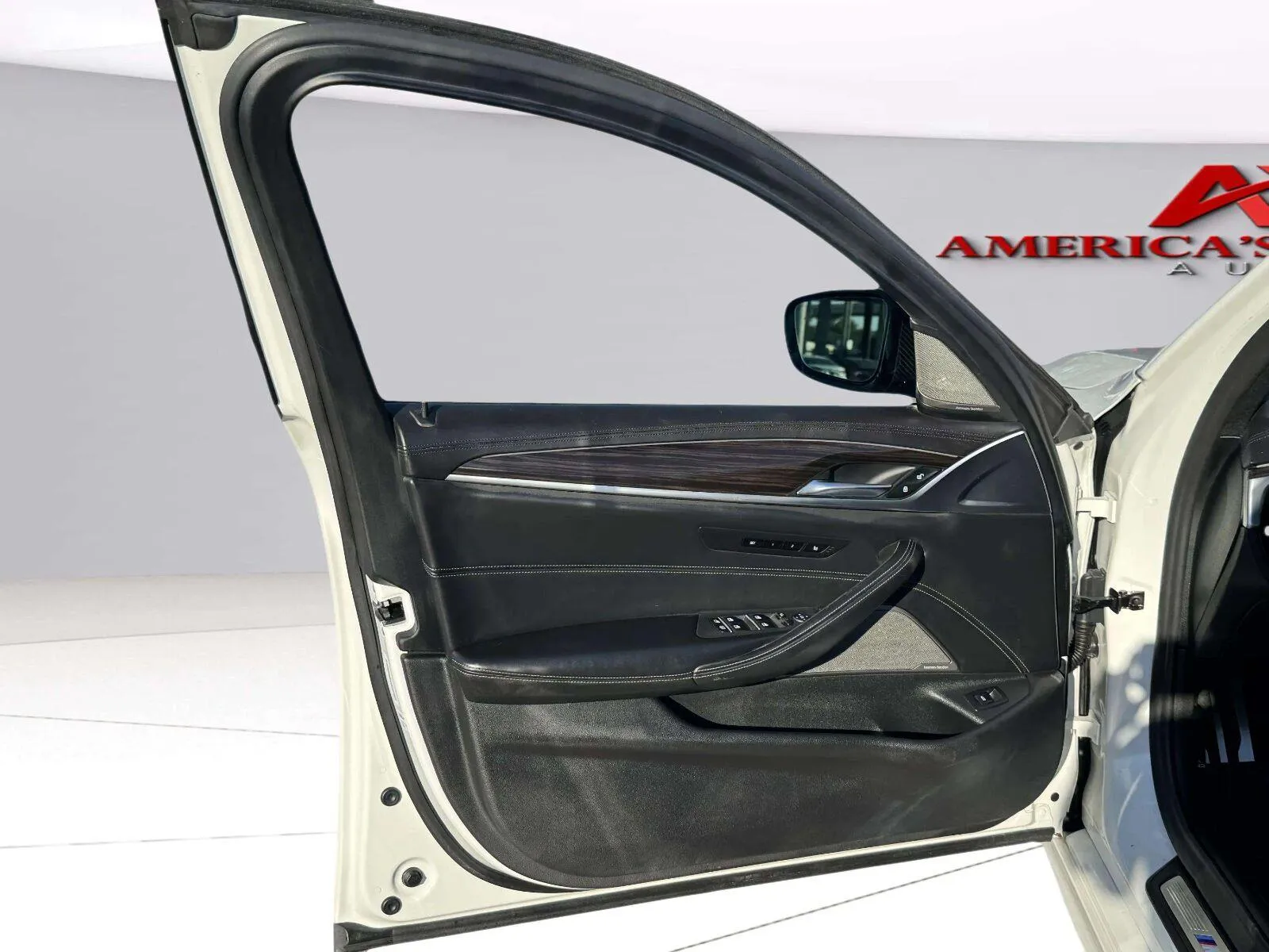 BMW 5 Series photo 11