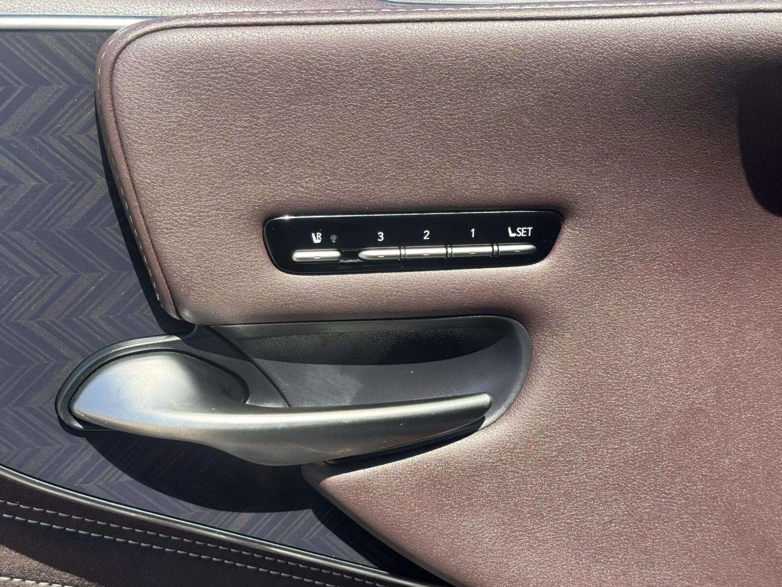 Lexus LS photo 17