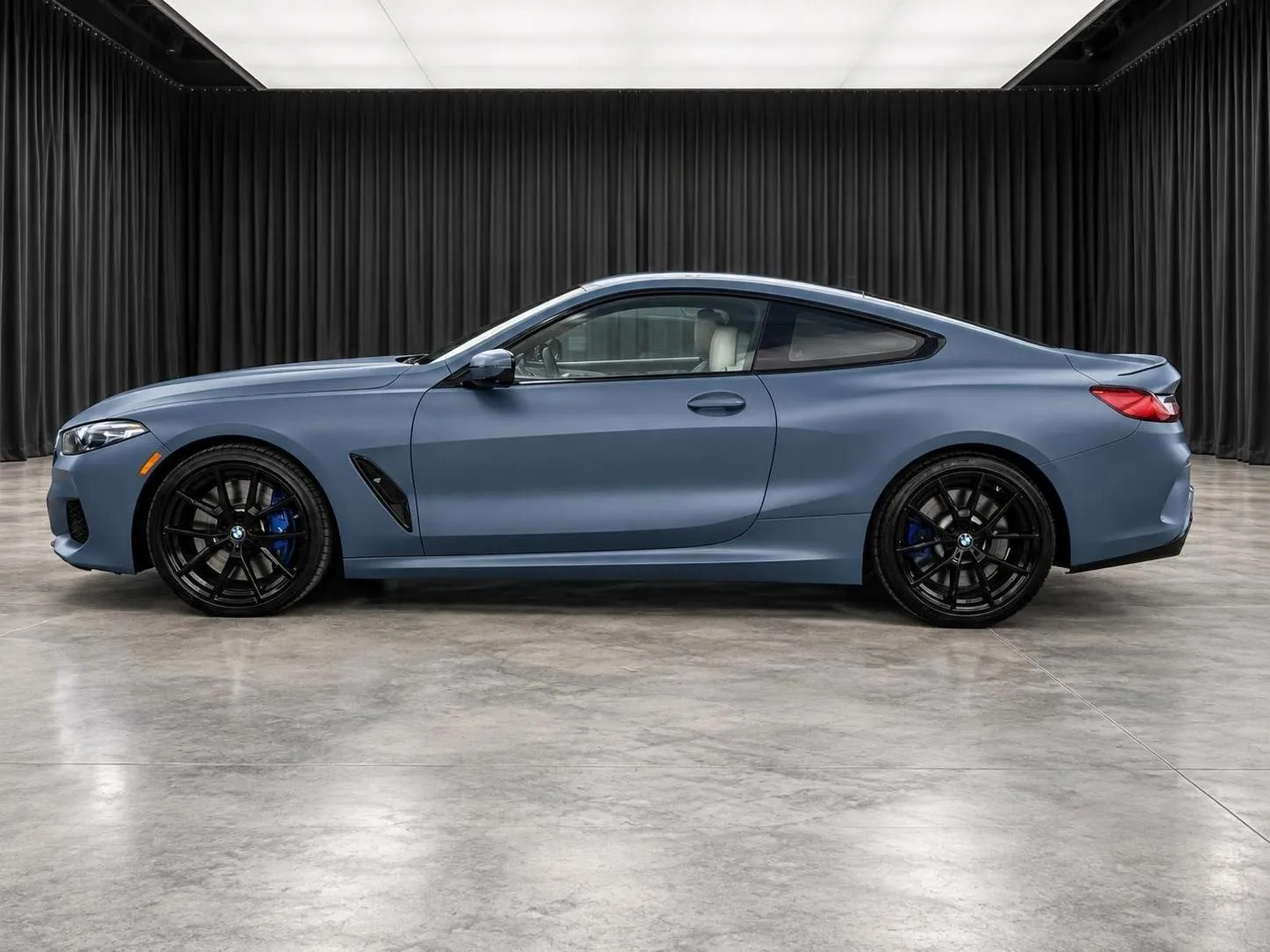BMW 8 Series photo 2