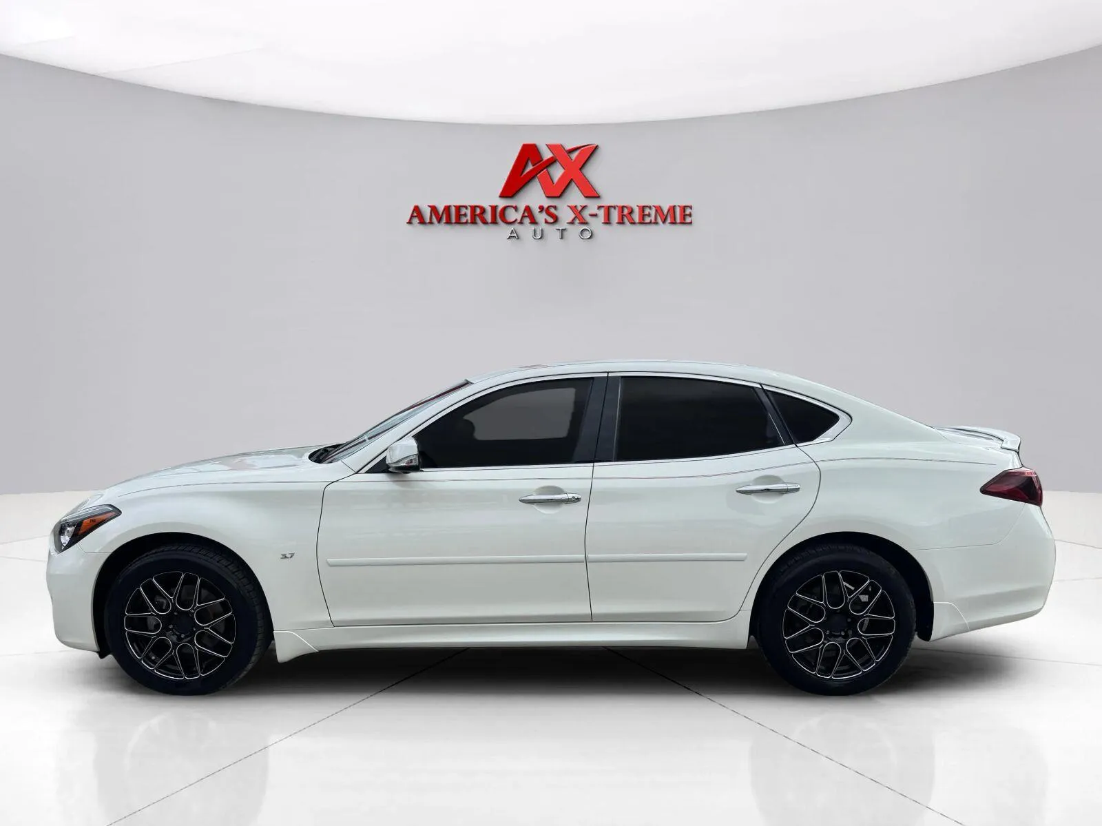 Infiniti Q70 photo 2