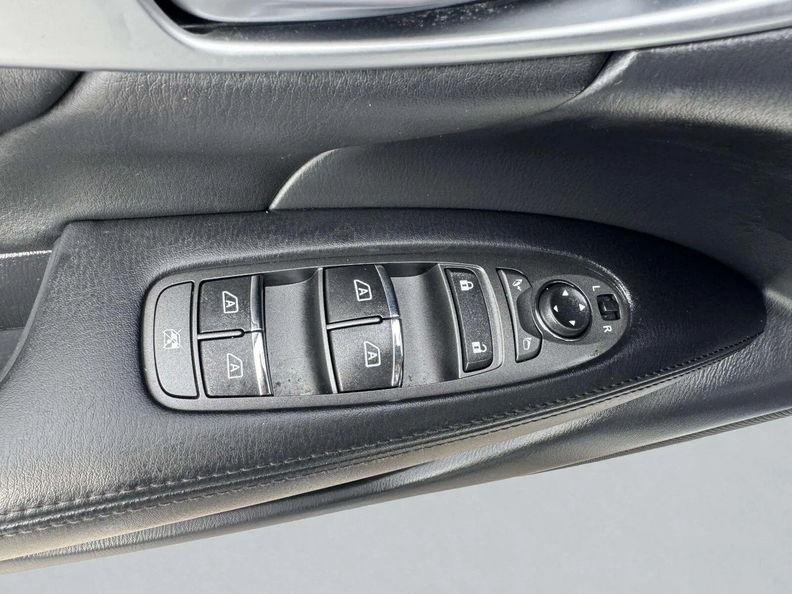Infiniti Q70 photo 16