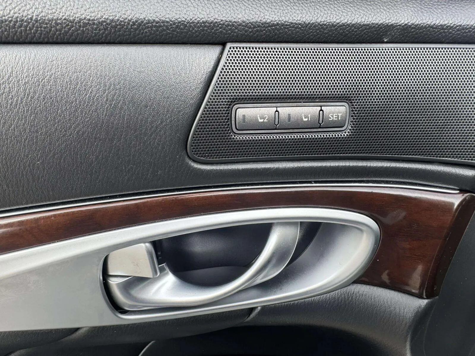Infiniti Q70 photo 17