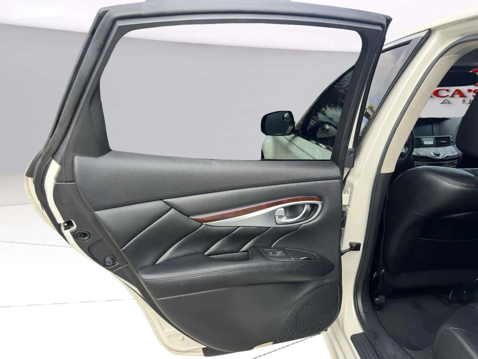 Infiniti Q70 photo 31